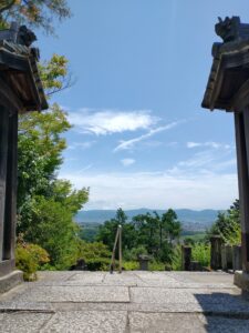 矢田寺の山門から見た空の風景